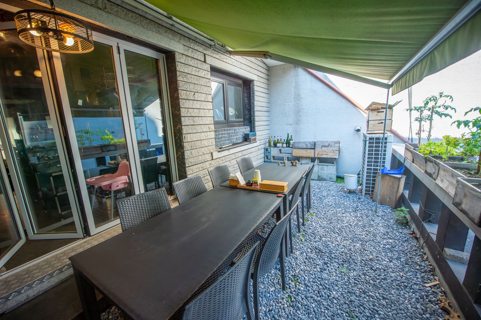 seongsu-minjeong-terrace-outdoor-seating Cozy window seating with natural light and a green wall at Minjeong Restaurant in Seongsu, offering a relaxing dining atmosphere.