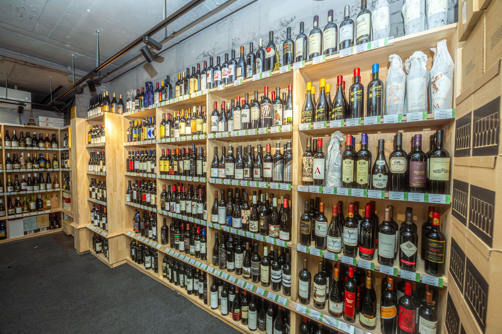 seongsu-minjeong-wine-whisky-pairing Minjeong Restaurant in Seongsu offers 500 varieties of wine and whisky, perfectly paired with their signature Korean suyuk hotpot.