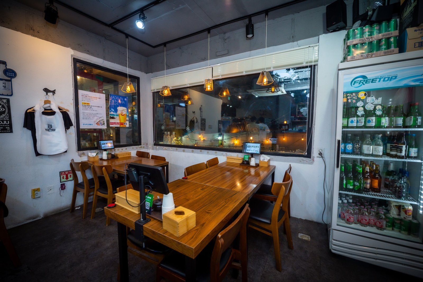 민정식당-103 Cozy window seating with natural light and a green wall at Minjeong Restaurant in Seongsu, offering a relaxing dining atmosphere.